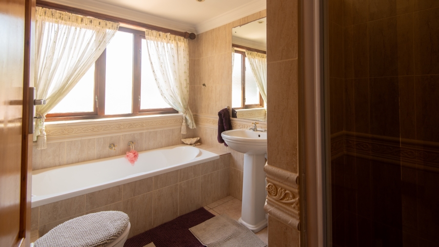 7 Bedroom Property for Sale in Outeniqua Strand Western Cape